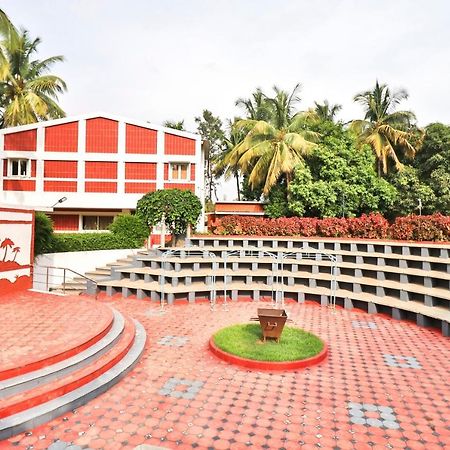Palette - Holiday Palms Hotel Bangalore Buitenkant foto