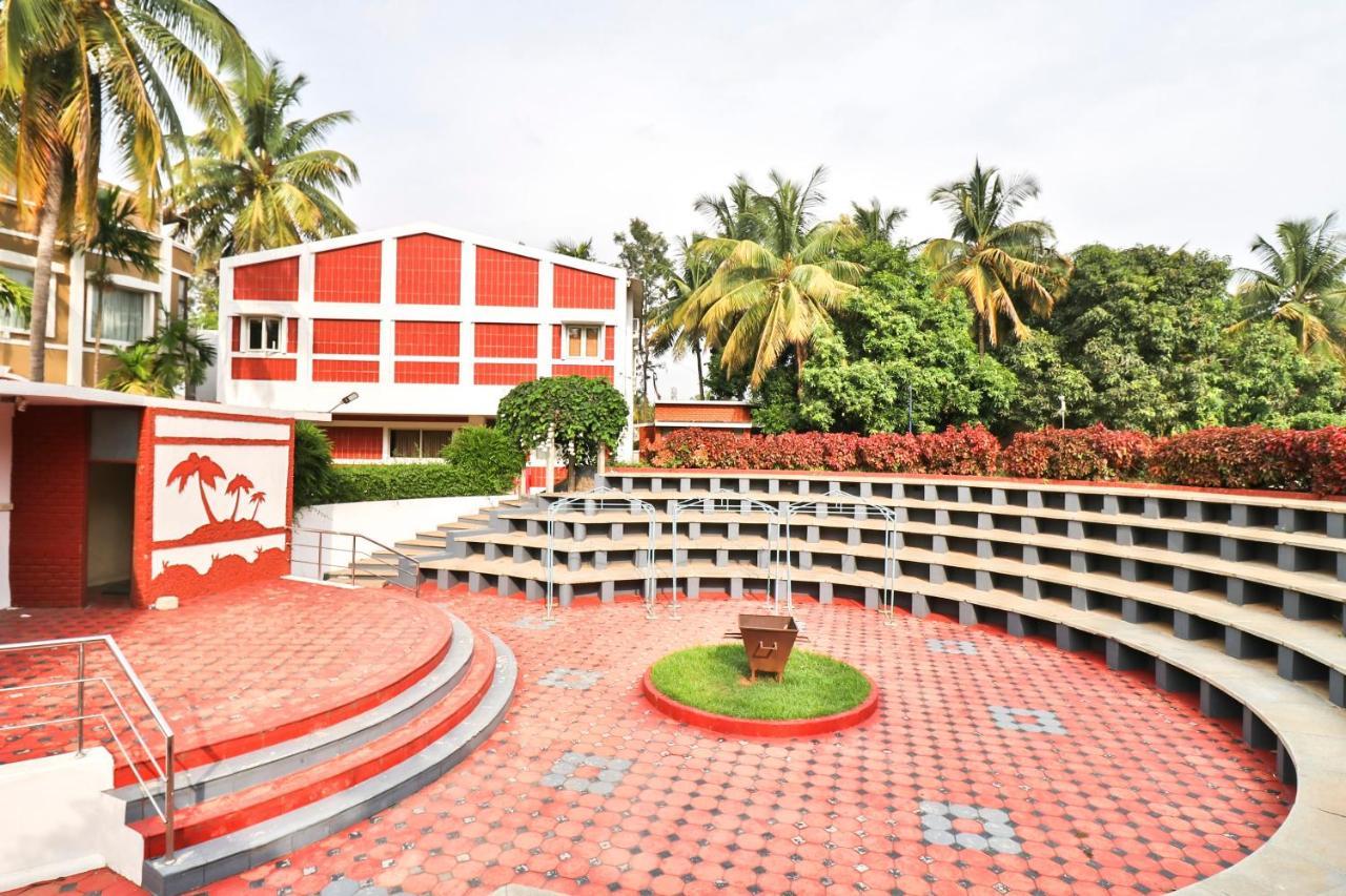 Palette - Holiday Palms Hotel Bangalore Buitenkant foto