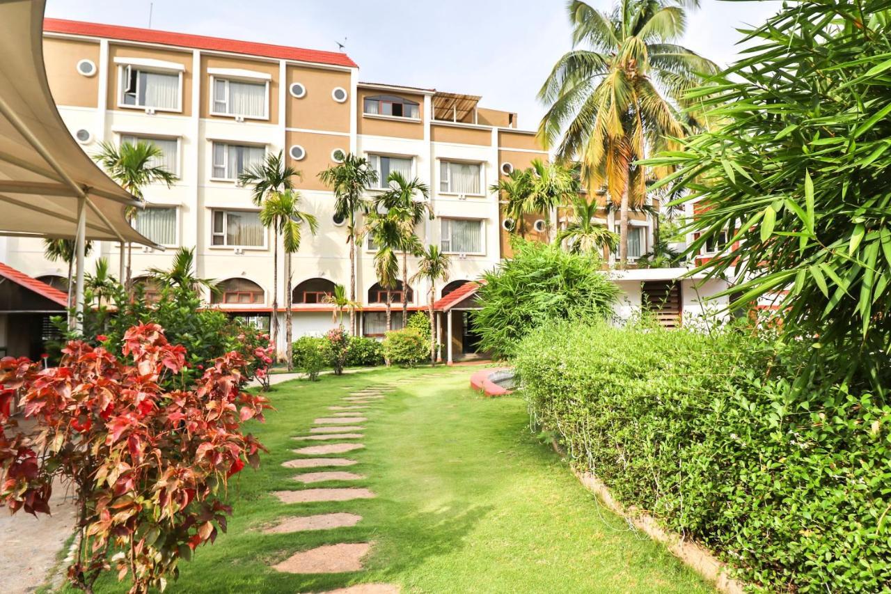 Palette - Holiday Palms Hotel Bangalore Buitenkant foto