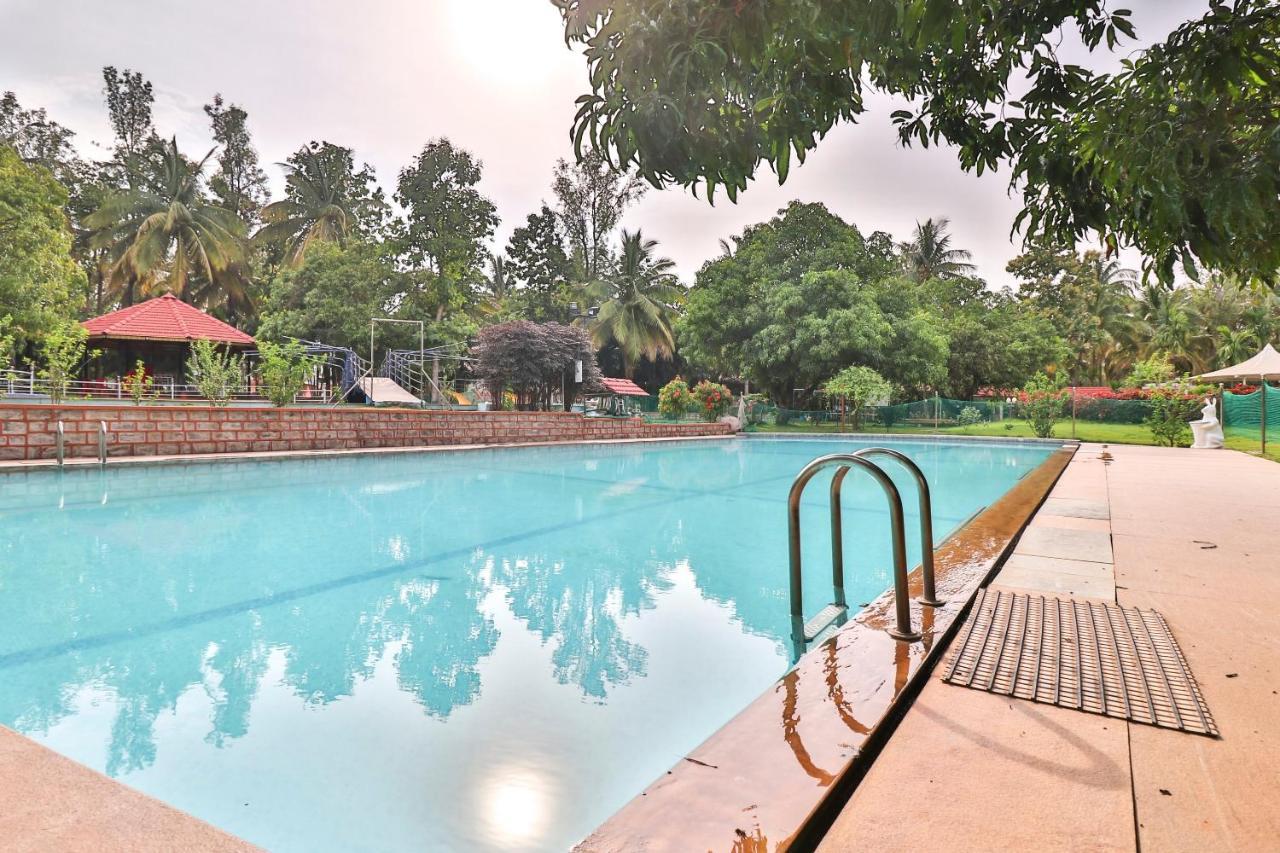 Palette - Holiday Palms Hotel Bangalore Buitenkant foto