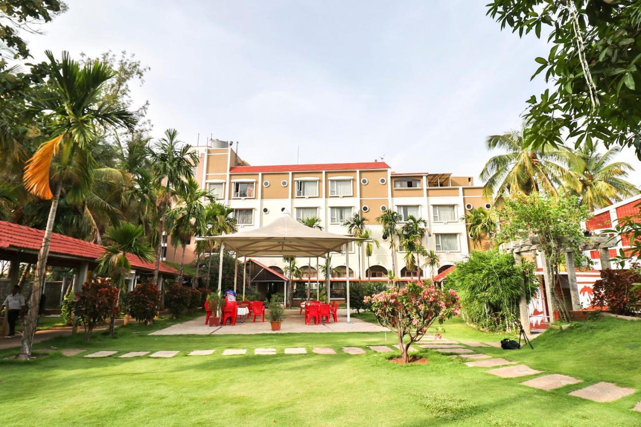 Palette - Holiday Palms Hotel Bangalore Buitenkant foto